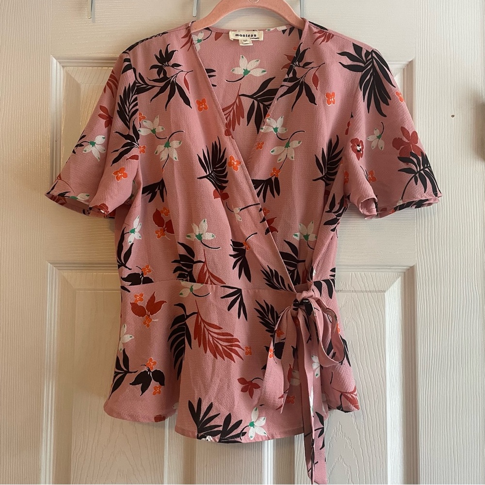 Monteau Los Angeles Size Large Peach Pink Floral Wrap Tie Front Top